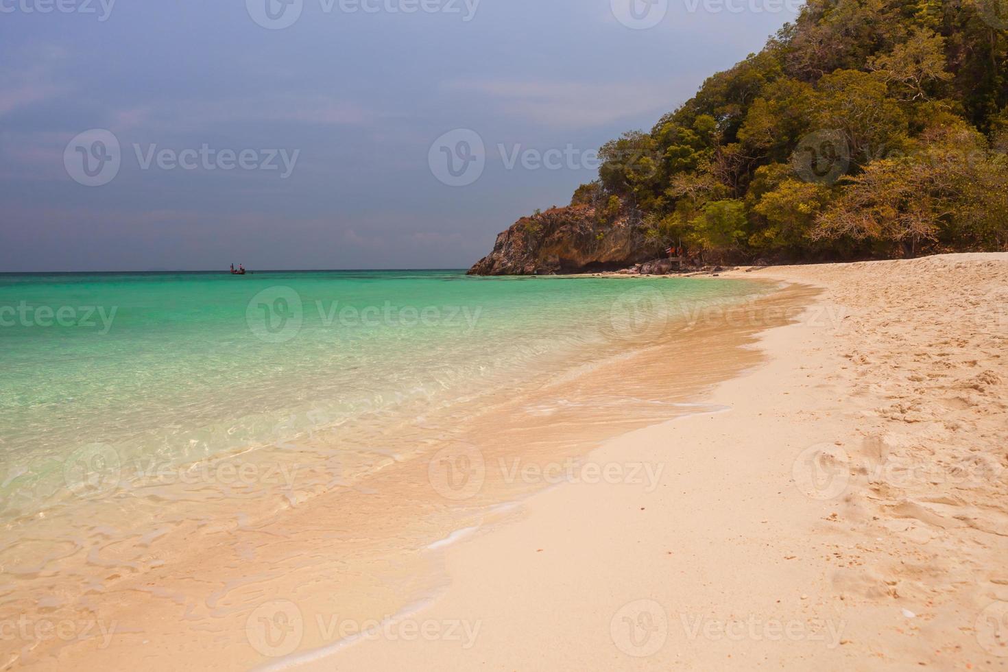 tropisk strand på kvällen foto