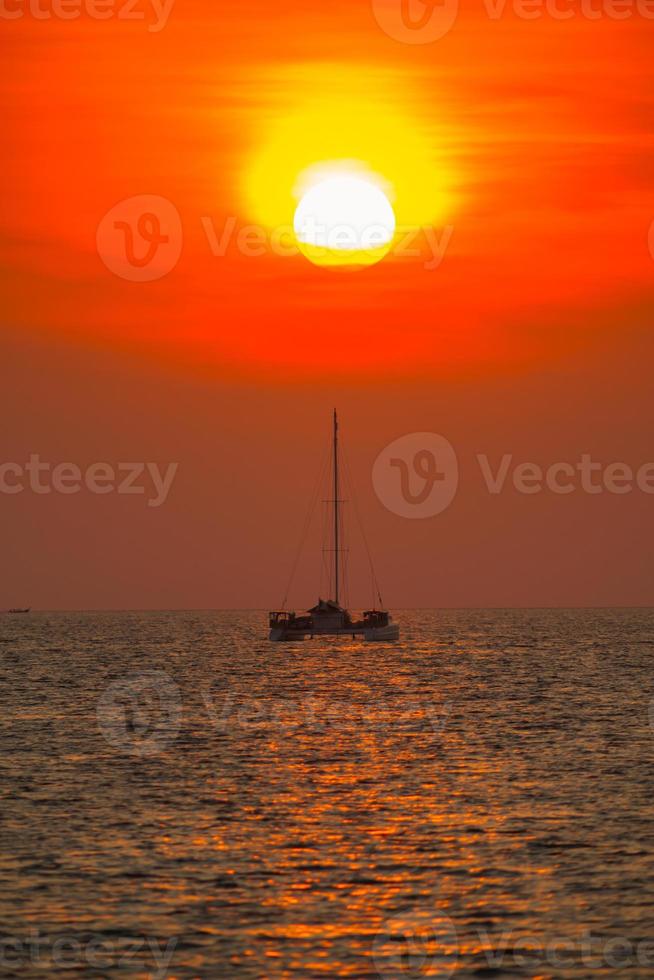 båt på vattnet vid solnedgången foto