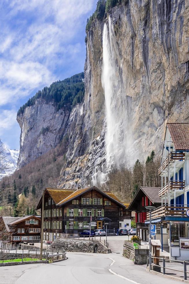 utsikt över turistiska alpina byn Lauterbrunnen, Schweiz foto