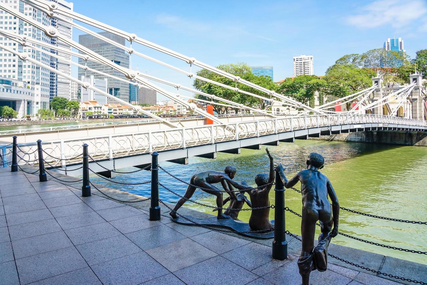 cavenagh bridge över singapore river i singapore foto