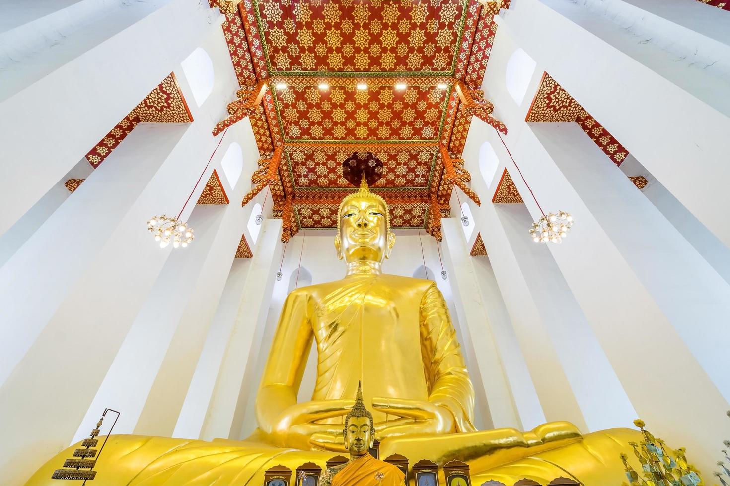 gyllene buddha vid Wat Chaiyo Warawithan-templet, Angthong-provinsen, Thailand foto