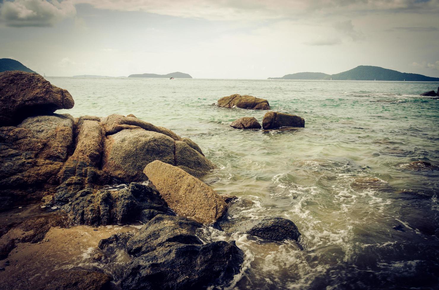 vaggar i havet i phuket, thailand foto