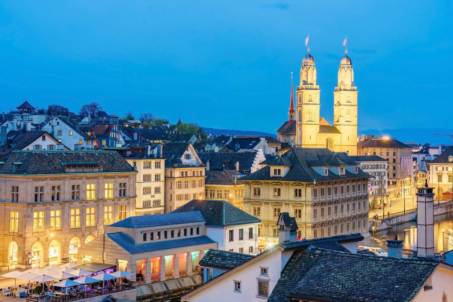 utsikt över Grossmunster och Zürichs gamla stad foto