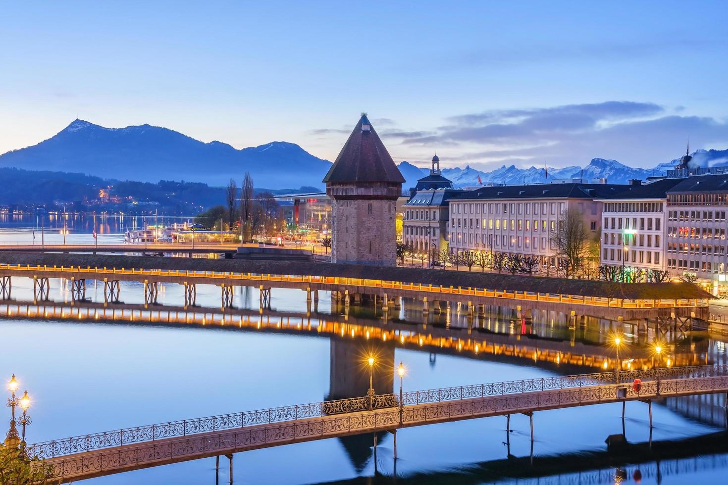 centrum av luzern med kapellbro och sjön luzern, schweiz foto