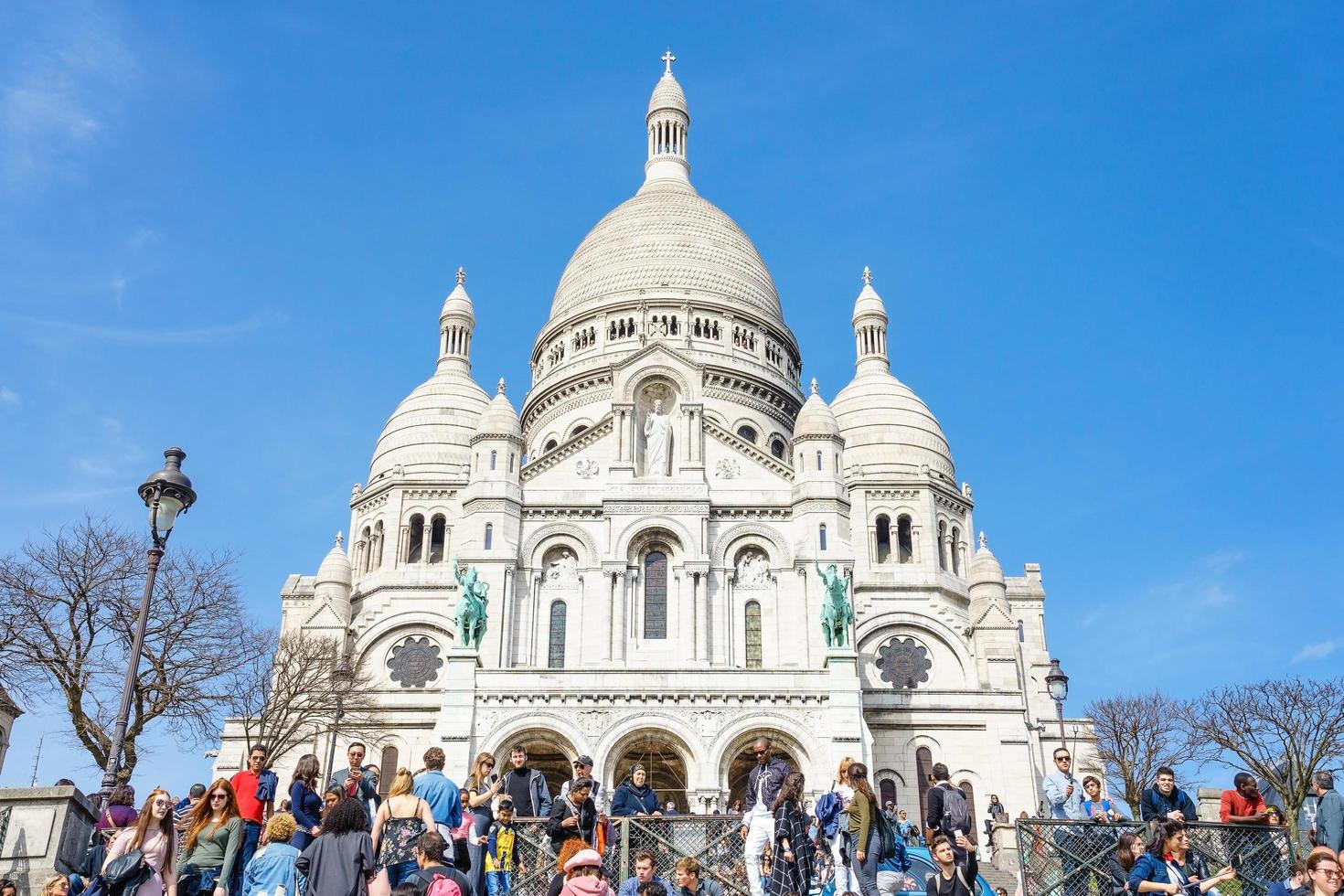 turister på montmartre nära basilikan sacre coeur, paris foto