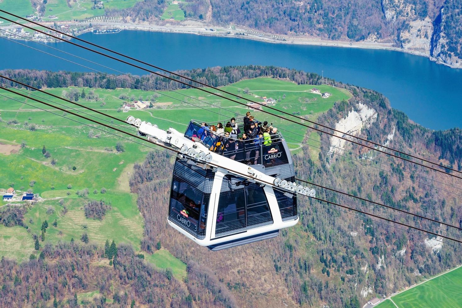 människor i en gondol i linbanan stanserhorn cabrio, schweiz foto