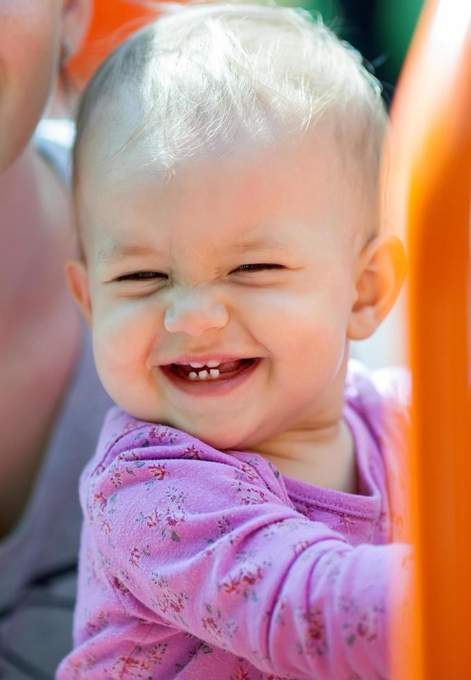 vacker liten baby leende foto