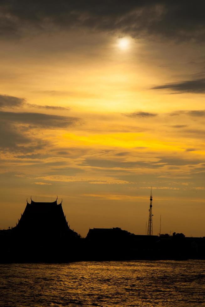 solnedgång silhuett av templet foto