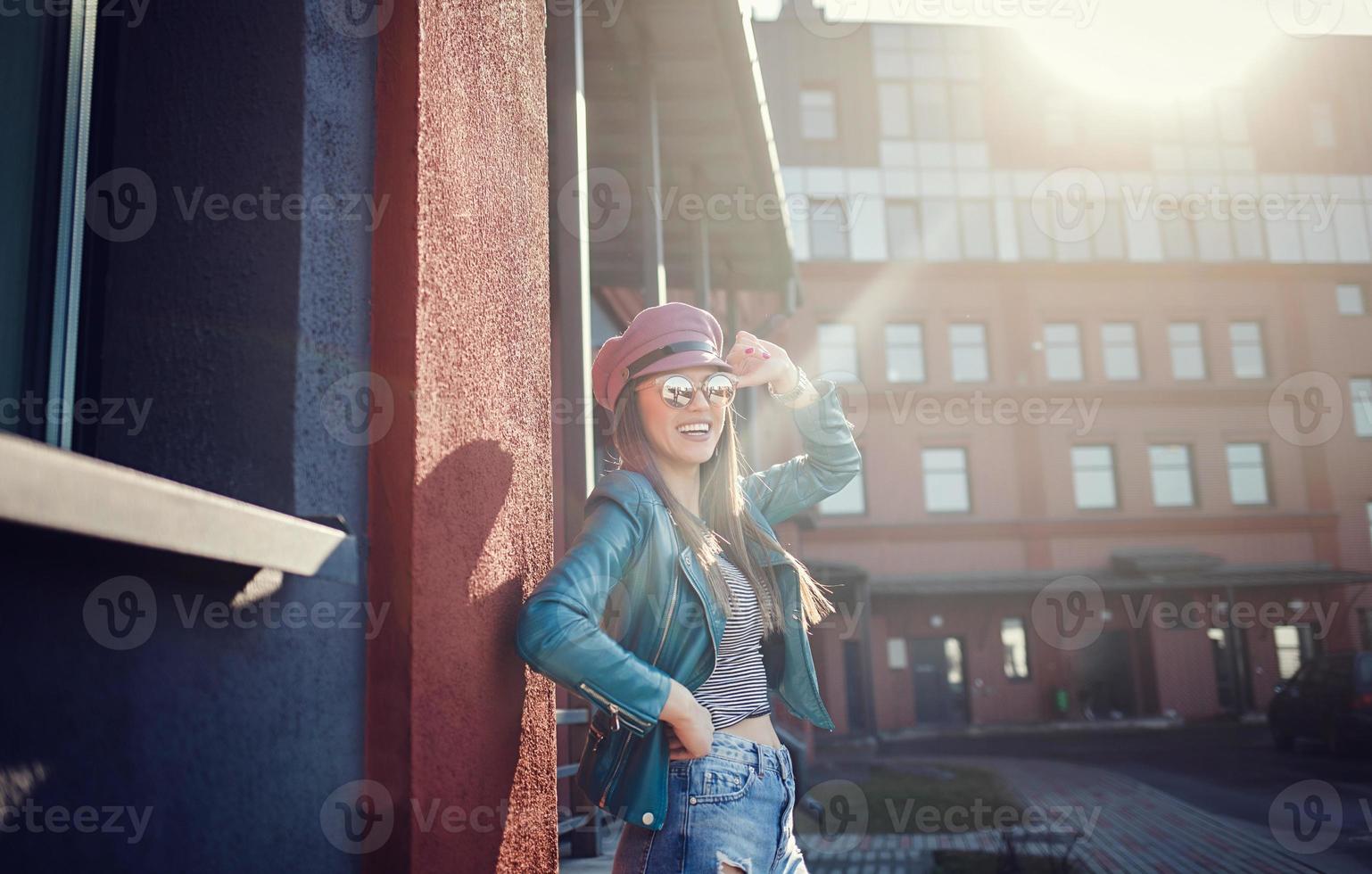 stänga upp skott av eleganta ung kvinna i solglasögon leende foto