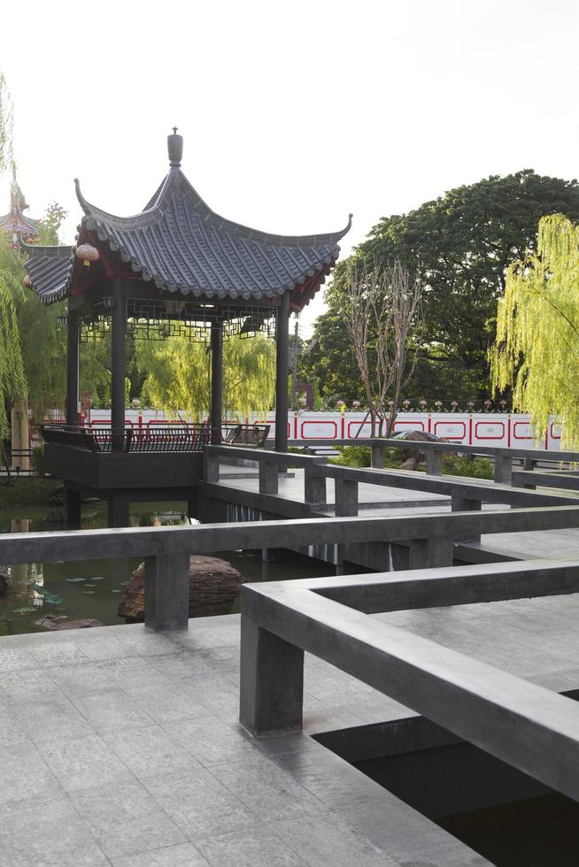 paviljong i kinesisk stil i parken foto