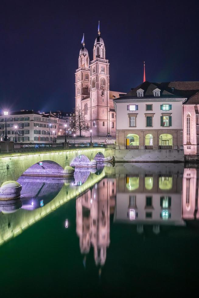 utsikt över Grossmunster och Zürichs gamla stad, Schweiz foto