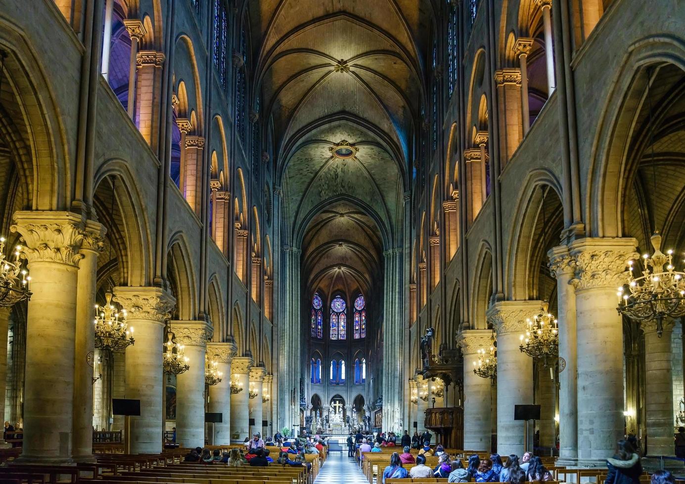 inre av katedralen Notre Dame, Paris, Frankrike foto