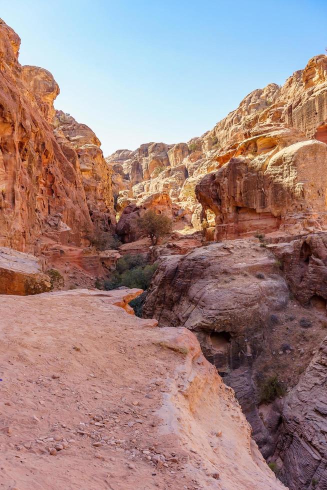 vackra röda klippformationer i petra, jordanien foto