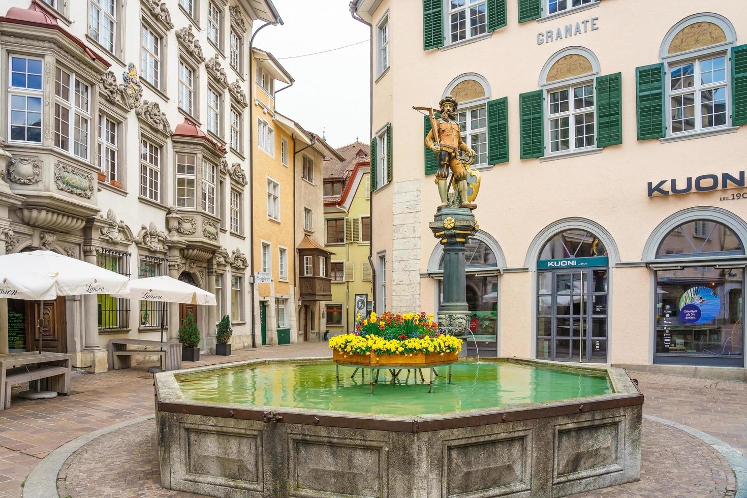 fontän på fronwagplatz-torget i schaffhausen, schweiz foto