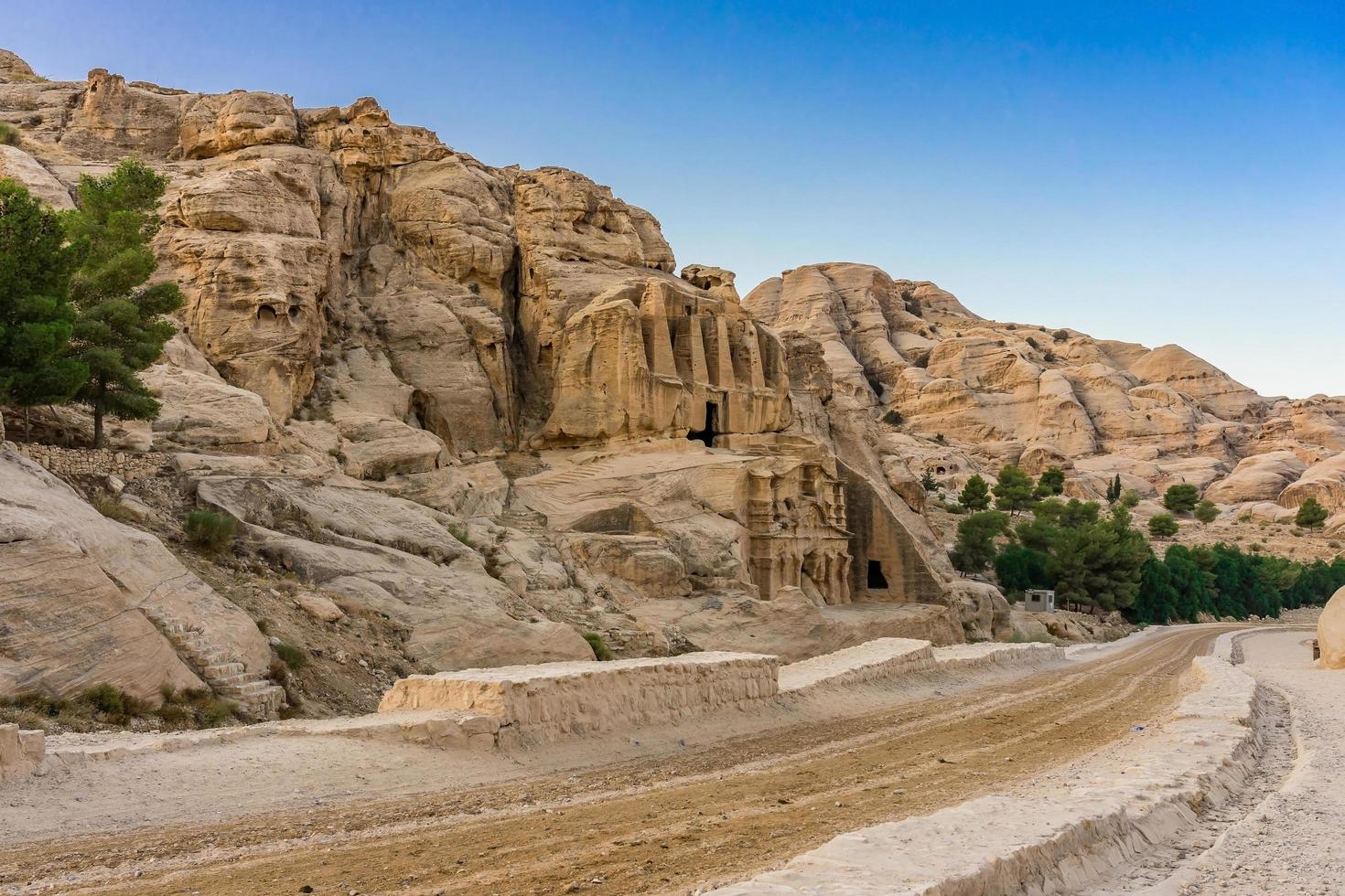 gul obeliskgrav bab el-siq, petra, jordanien foto