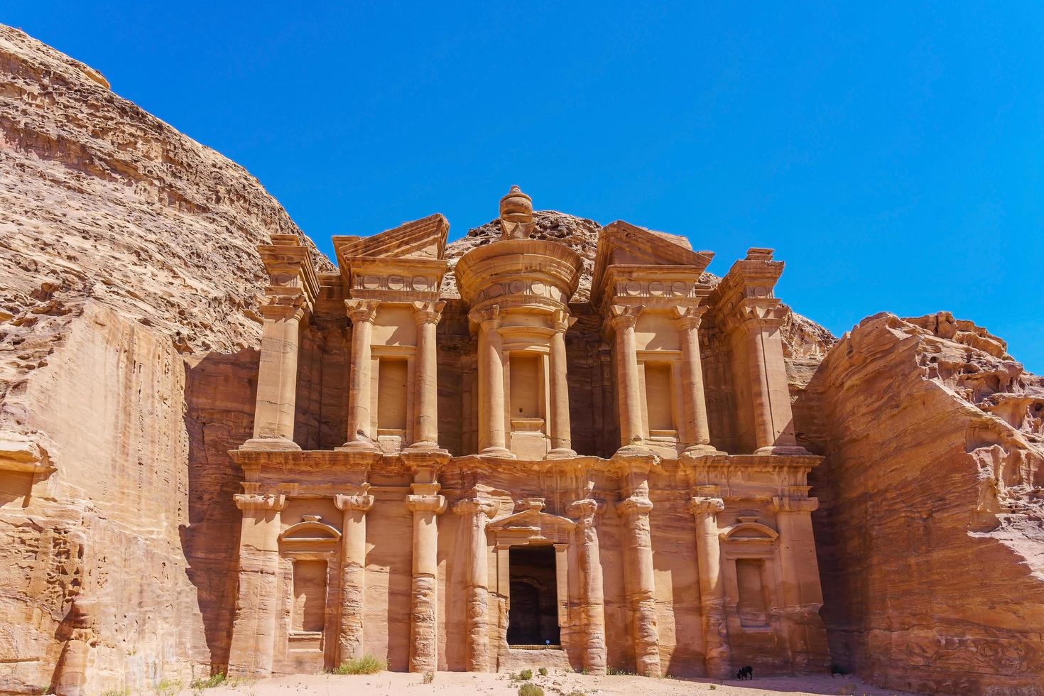 berömd fasad av ad deir i den antika staden Petra, Jordanien foto