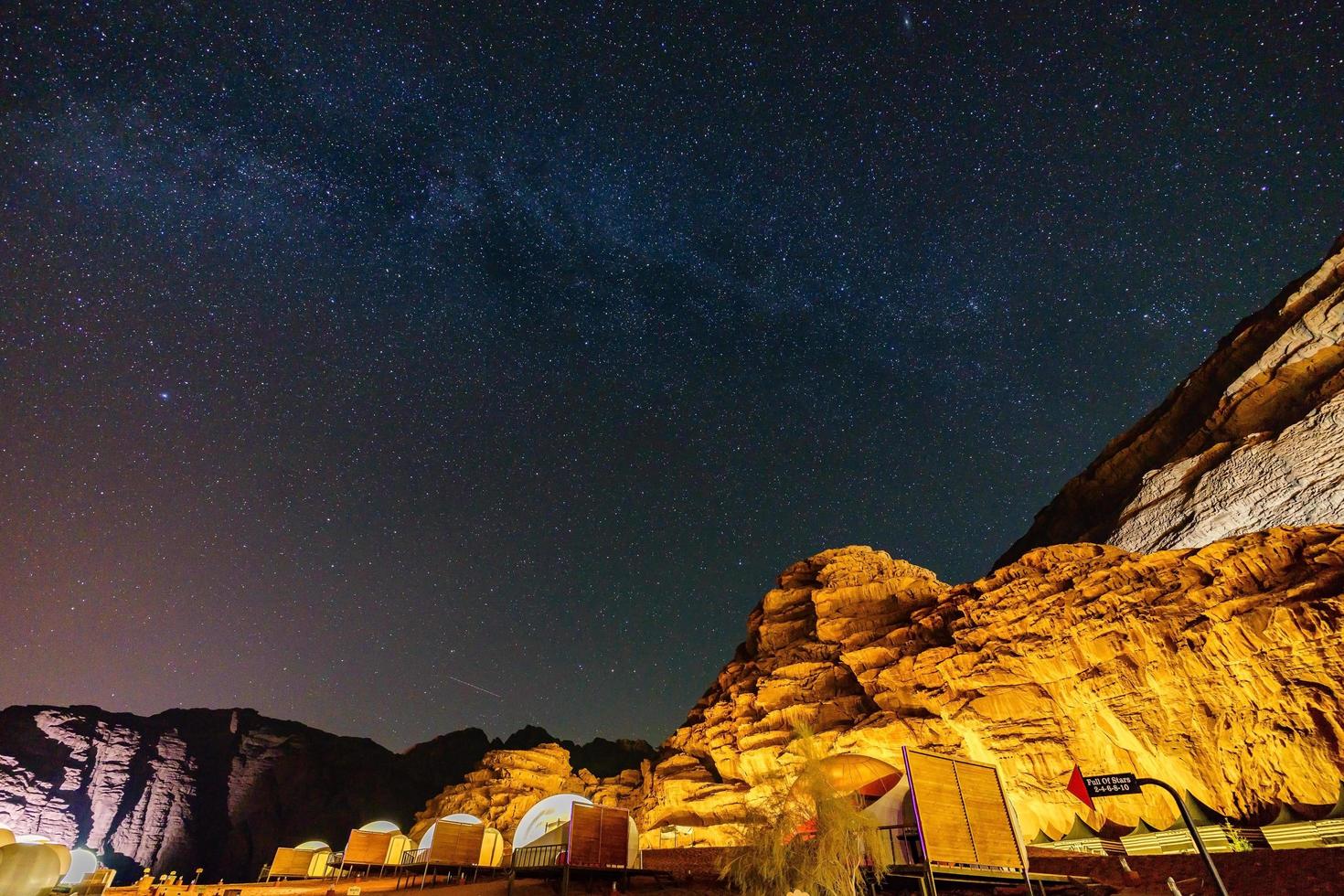 Vintergatan över bergen vid Wadi Rum-öknen, Jordanien foto