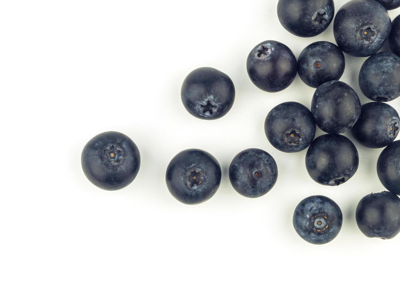 mogen blåbär frukt på vit bakgrund foto