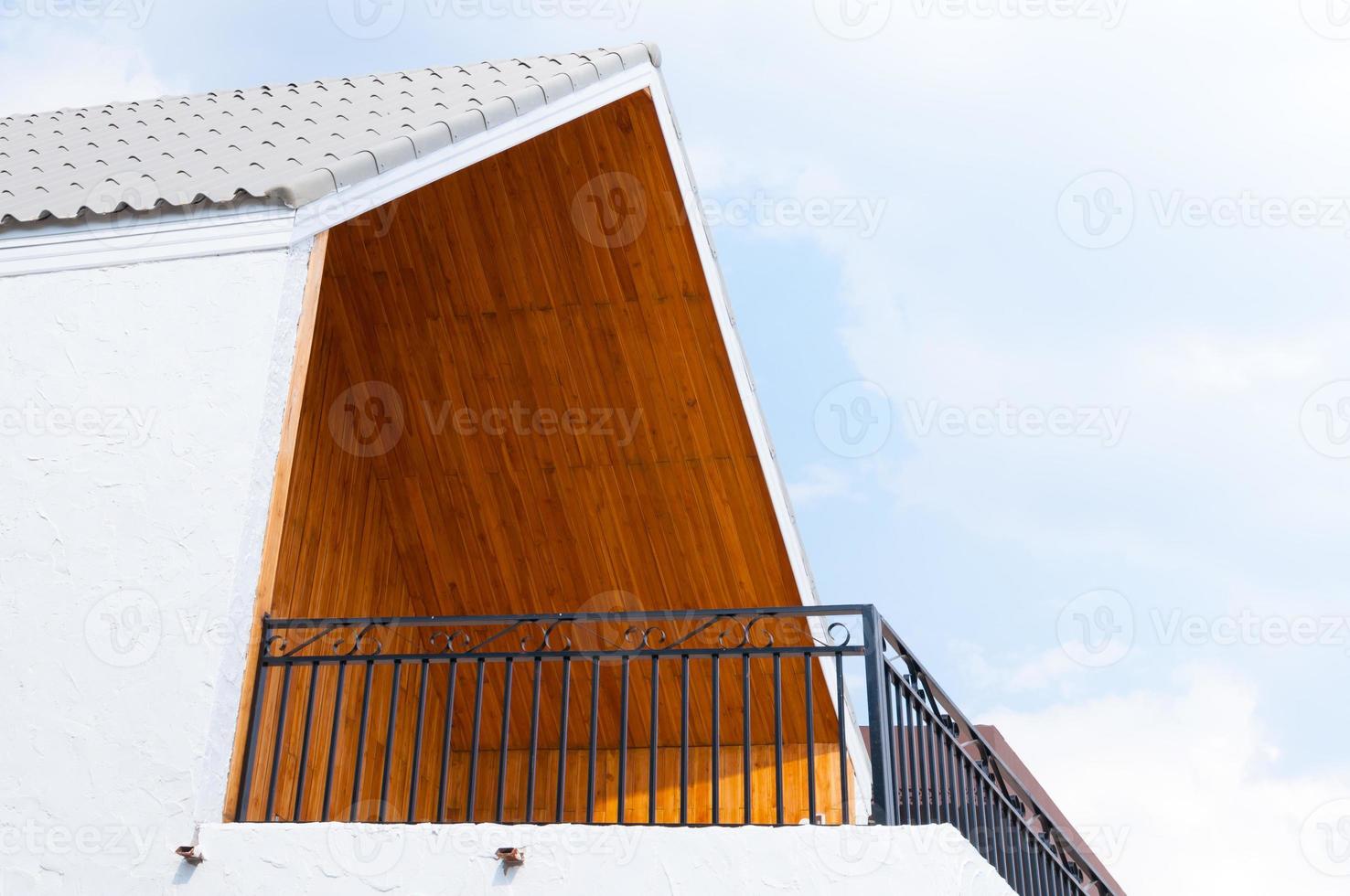 trä- gavel tak med blå himmel, trianglar tak hus himmel bakgrund foto