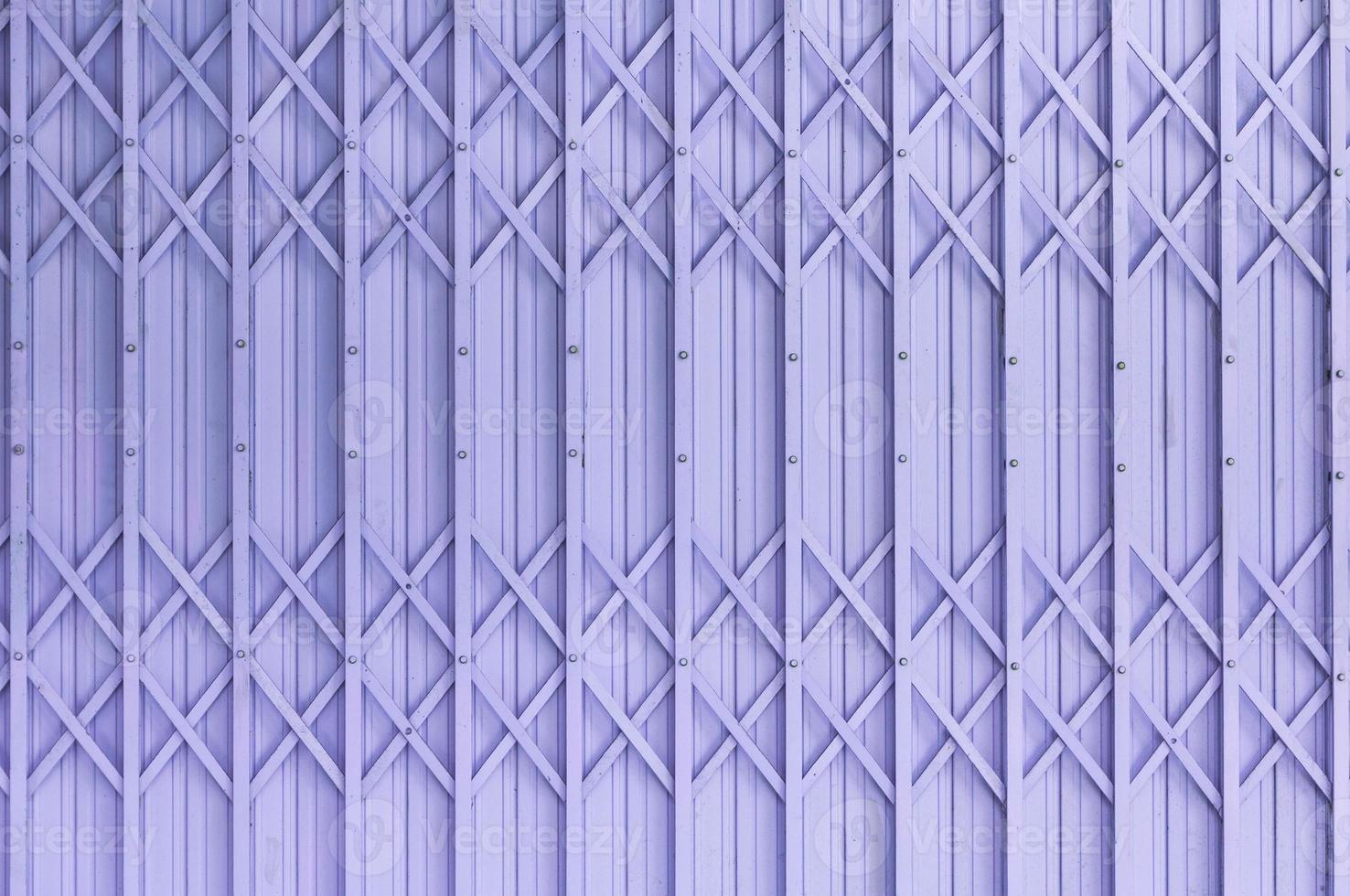 gammal lila stål dörr textur mönster eller stål dörr bakgrund med rostig metall, grunge retro årgång av stål dörr för design foto