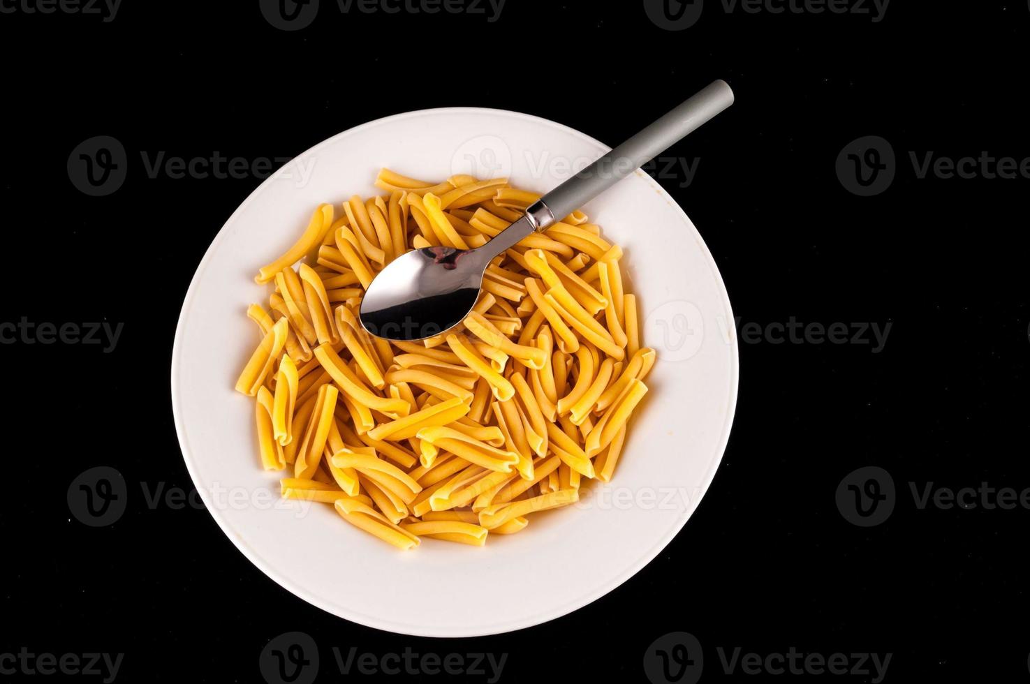 pasta på vit platta foto