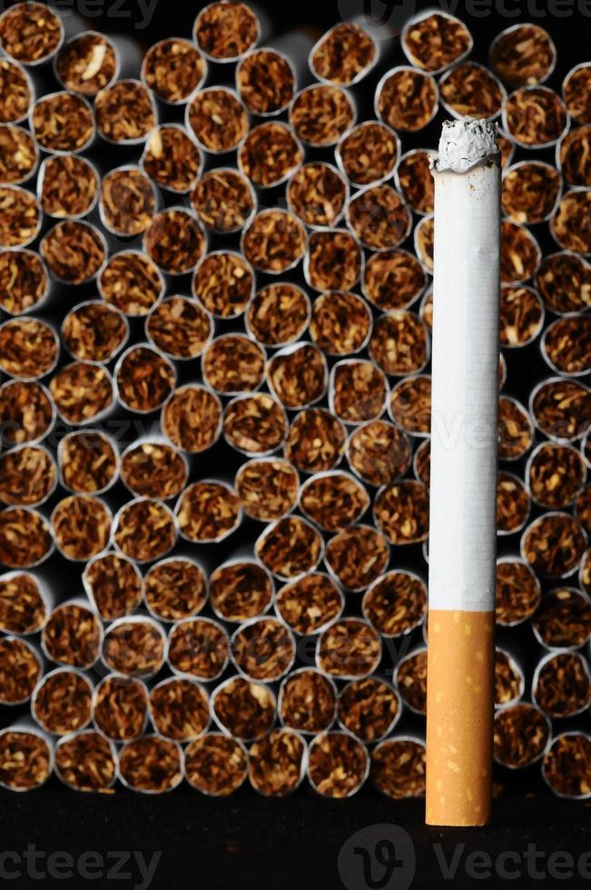 stack av cigaretter foto