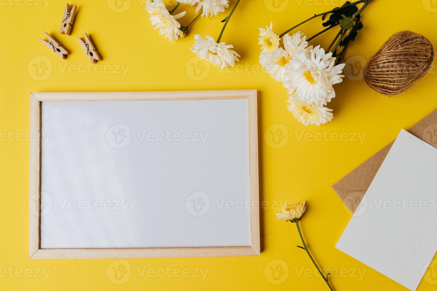 Foto ramar och kuvert gul bakgrund dekorerad med blommor