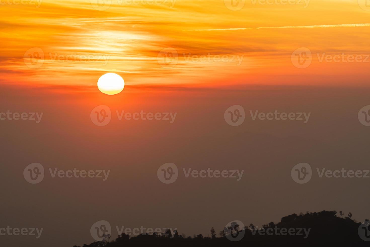 landskap av de himmel under skymning soluppgång foto