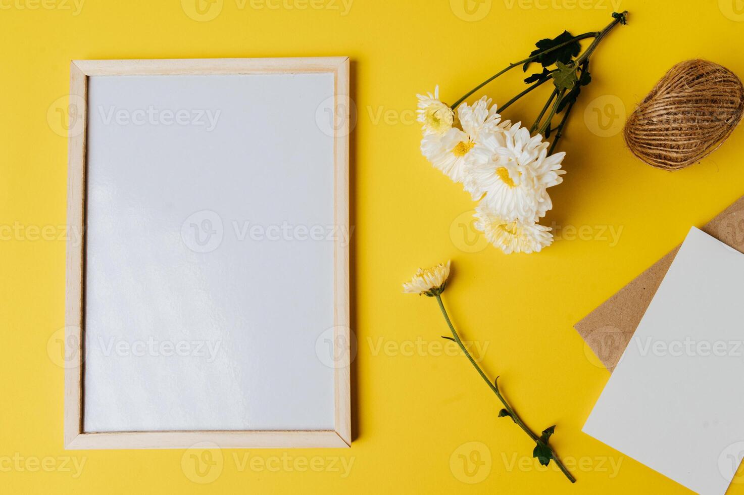 Foto ramar och kuvert gul bakgrund dekorerad med blommor