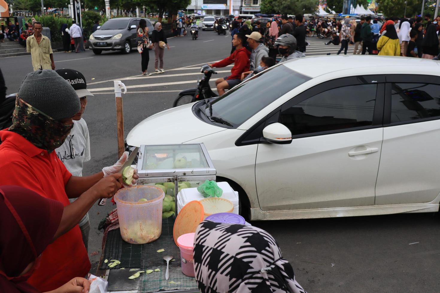 tegal, december 2022. Foto av mat och dryck säljare på de vid vägkanten försäljning i de tegal stad fyrkant