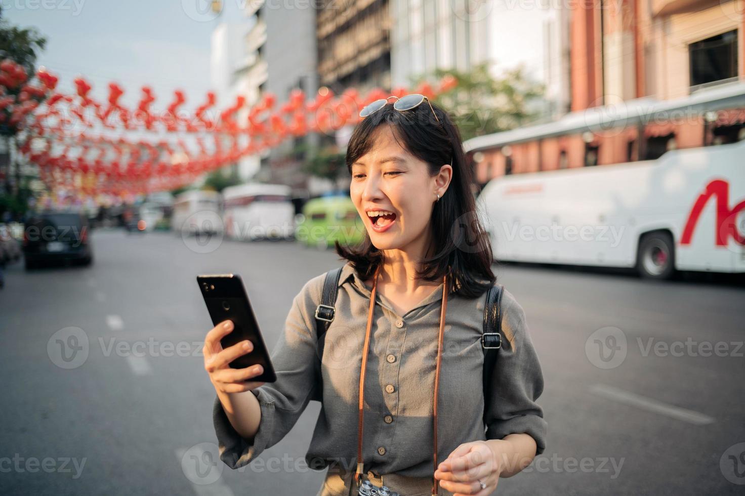 ung asiatisk kvinna ryggsäck resande njuter Kina stad gata mat marknadsföra i Bangkok, thailand. resande kontroll ut sida gator. foto