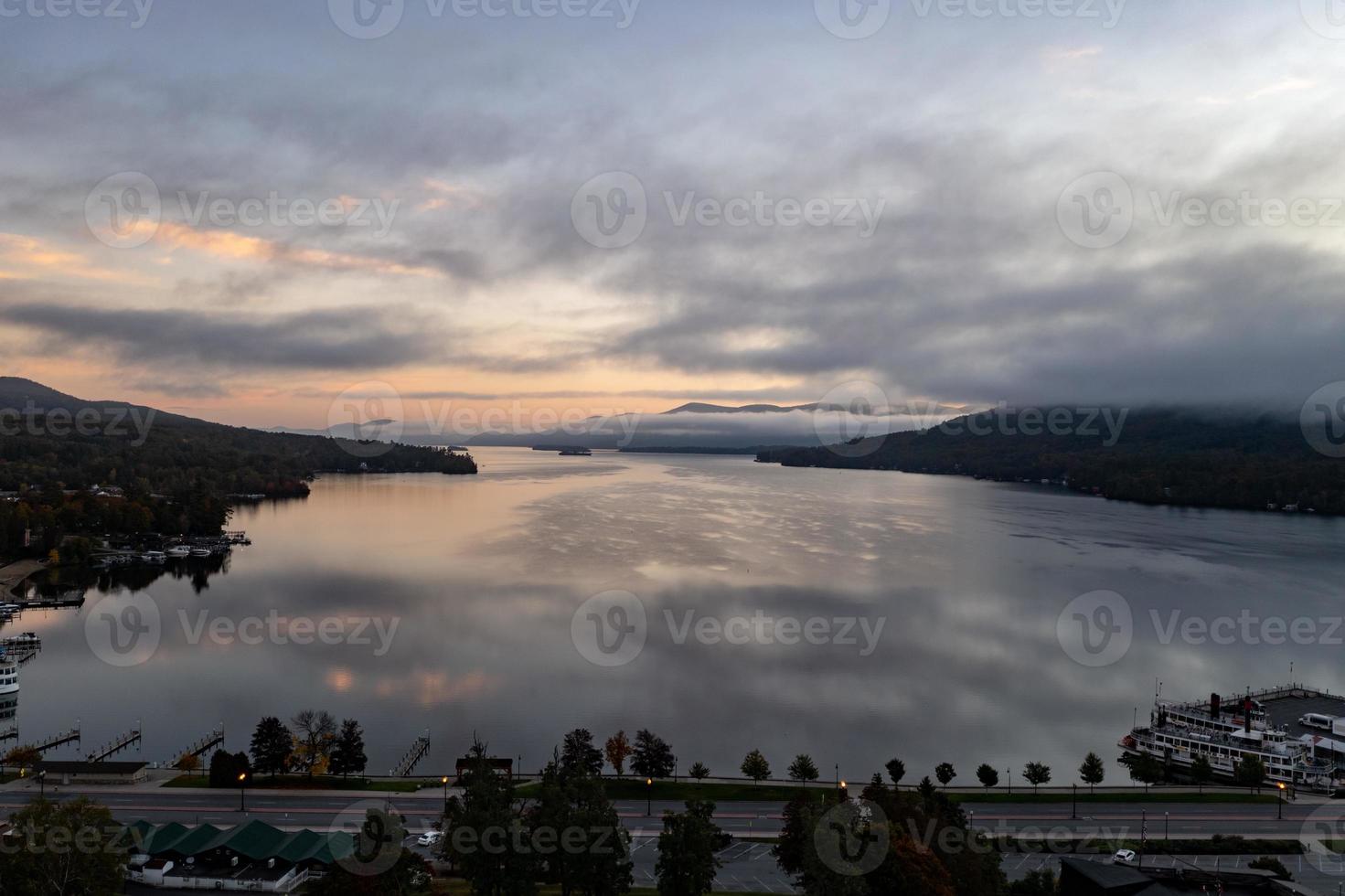 panorama- se av de bukt i sjö george, ny york på gryning. foto