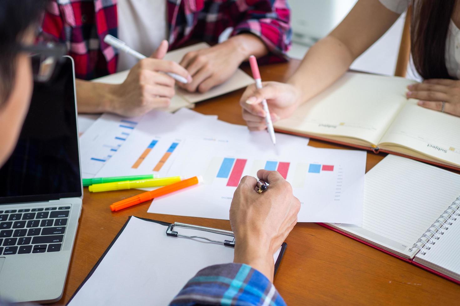 en grupp av studenter är inlärning och studerar statistisk data i matematik i de universitet klassrum. foto