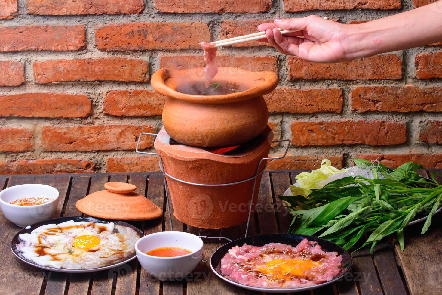 varm pott thai stil. varm pott med klar soppa i de lera matlagning pott. foto