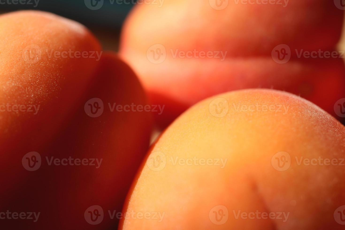 tre färsk orange persikor bakgrund. friska organisk mat bakgrund. naturlig gott mellanmål. foto