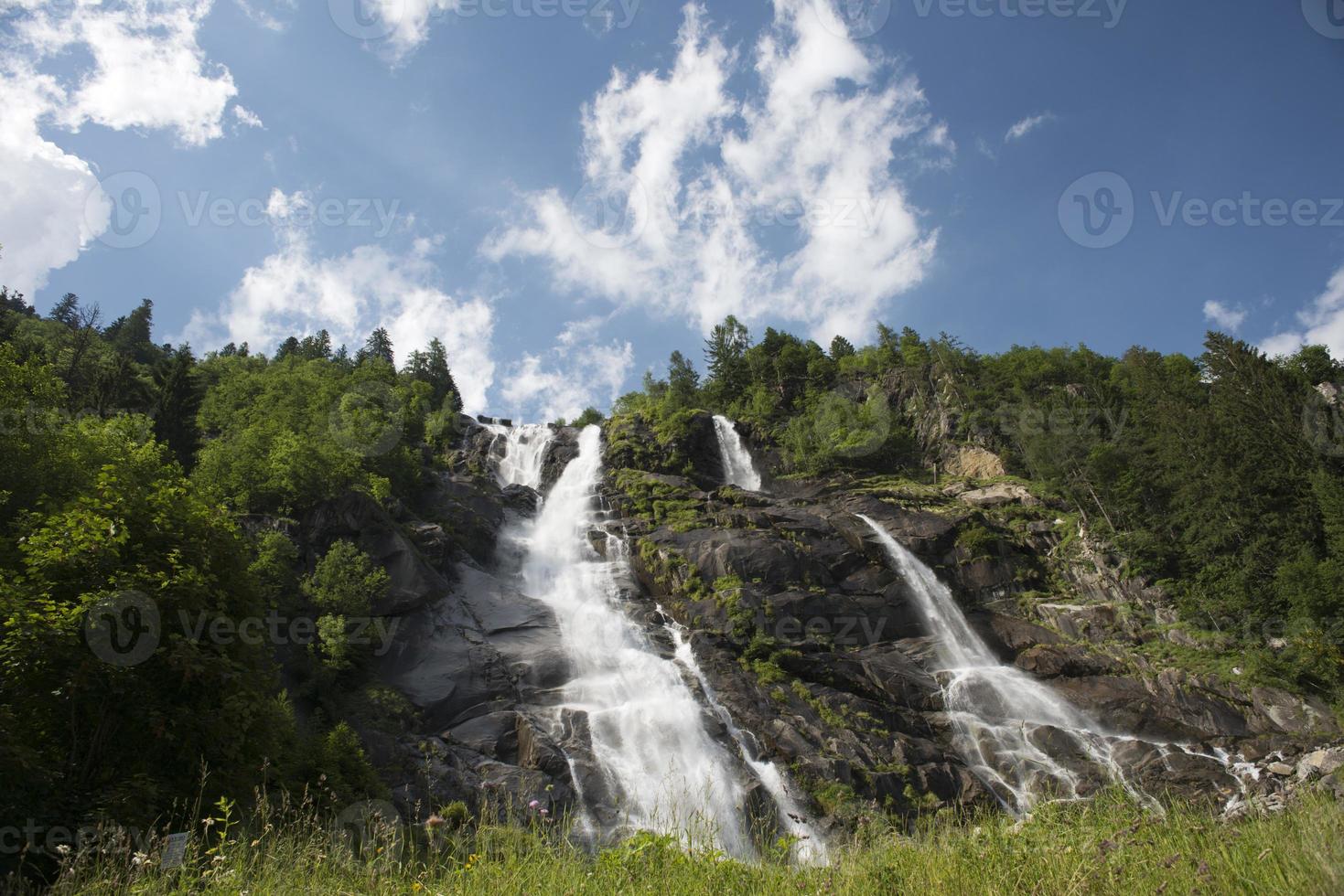 en berg vattenfall foto