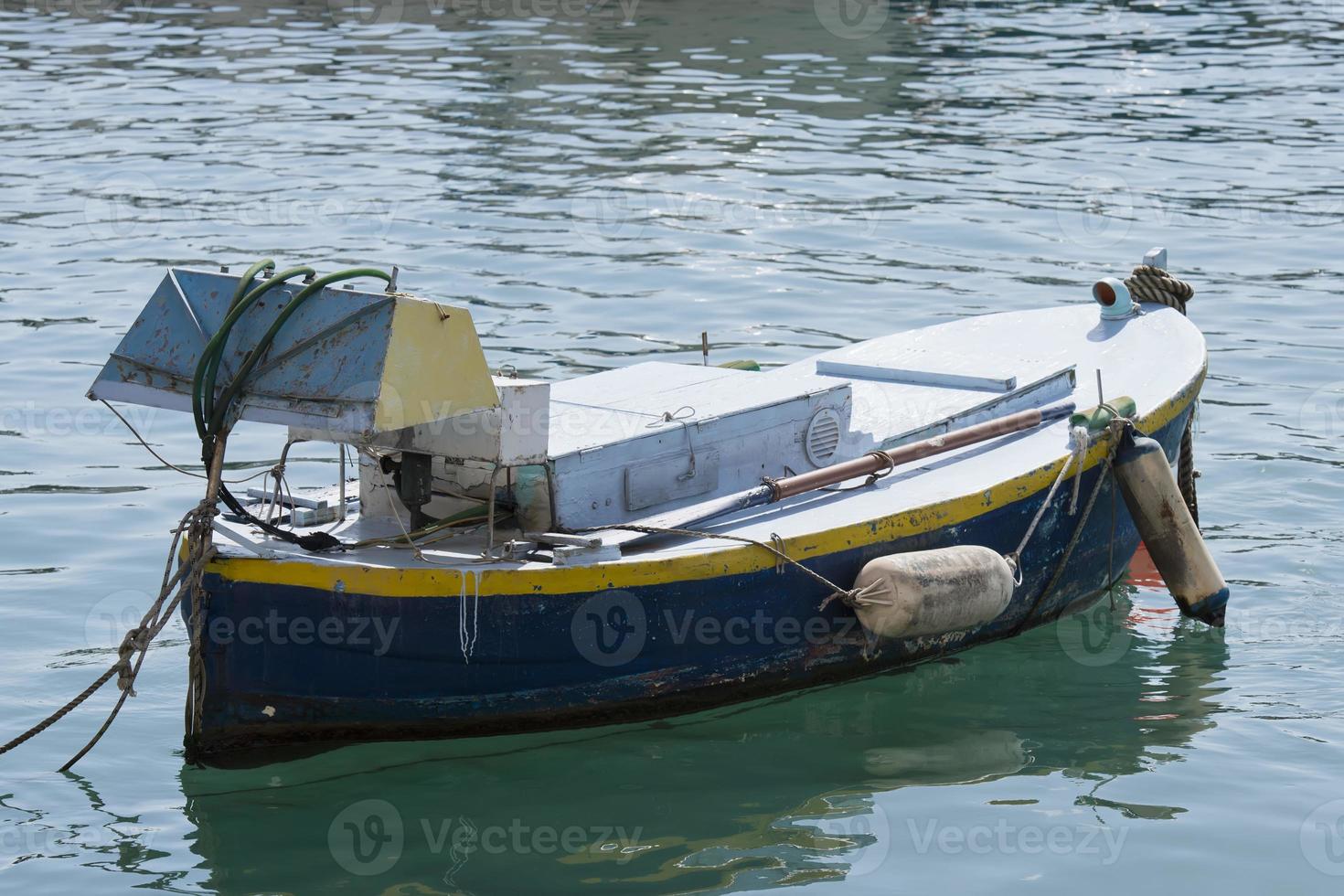 båt för fiske förbi lampljus i medelhavs foto