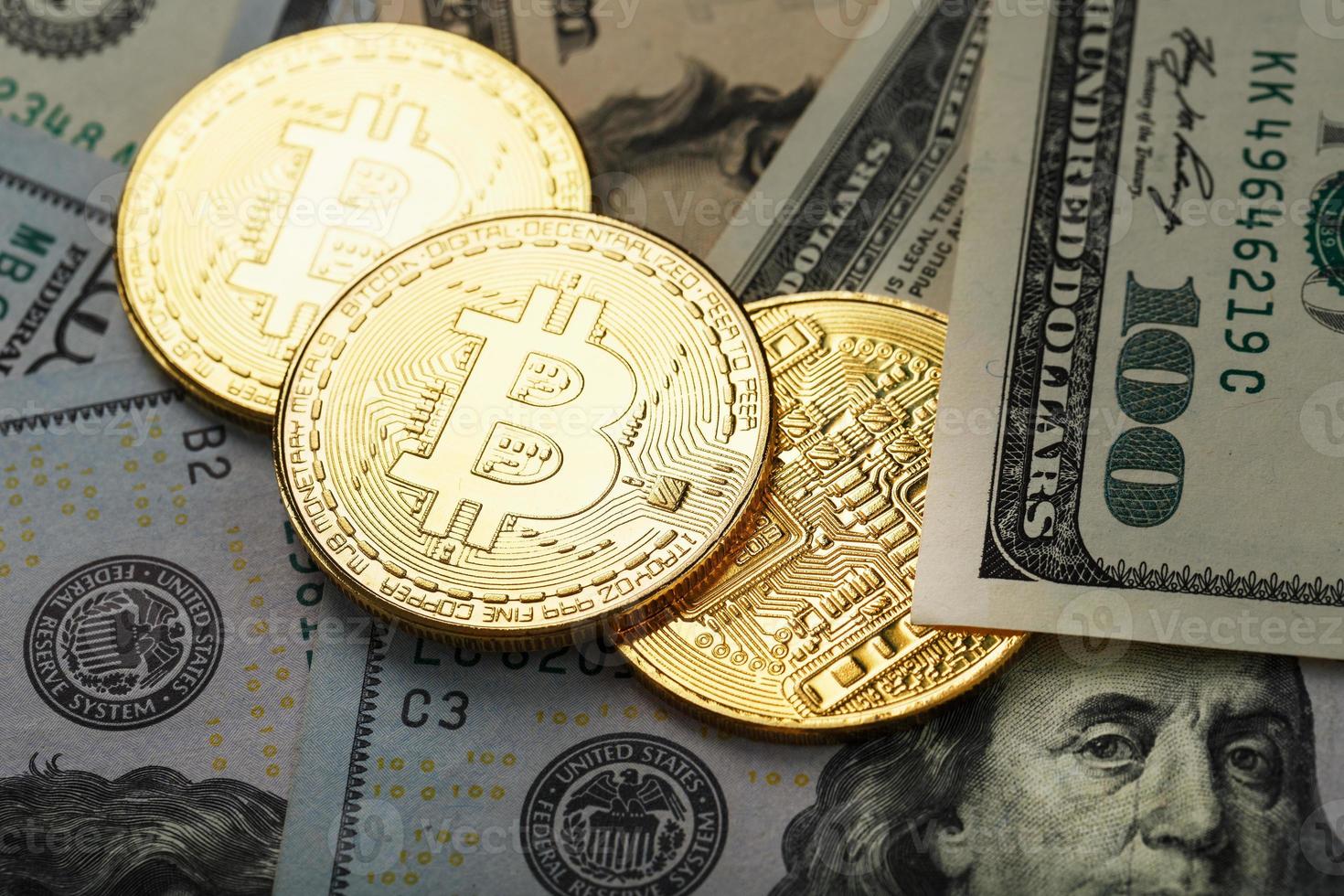 bitcoin guld mynt på oss dollar räkningar. foto