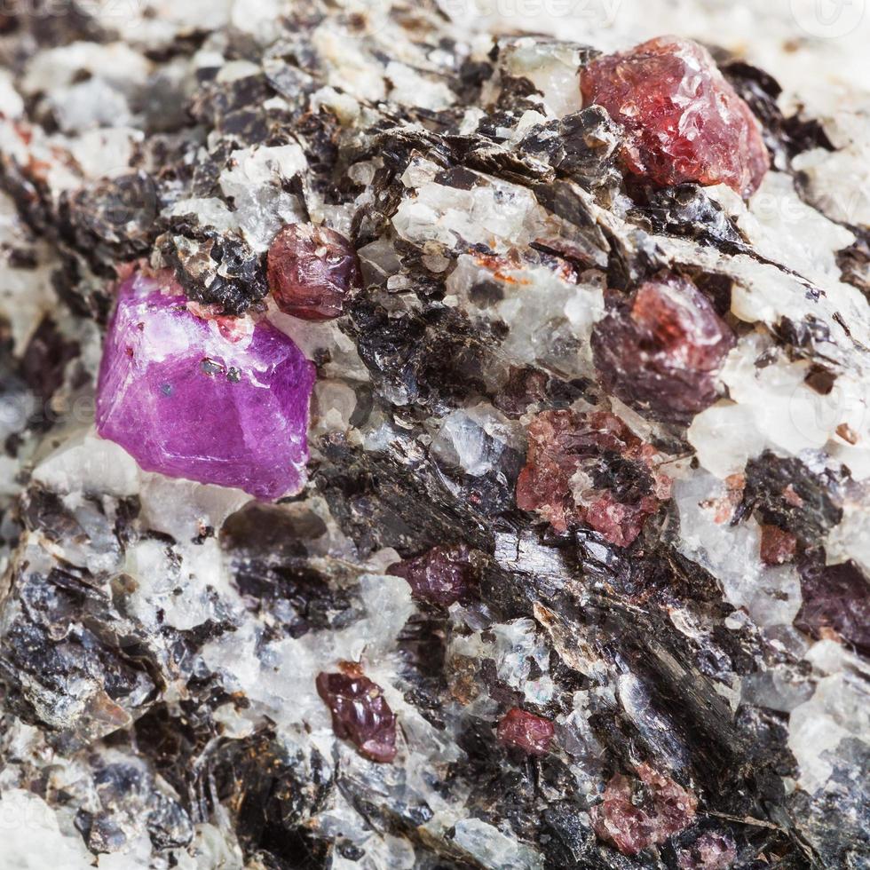 korund kristaller i mineral sten stänga upp foto