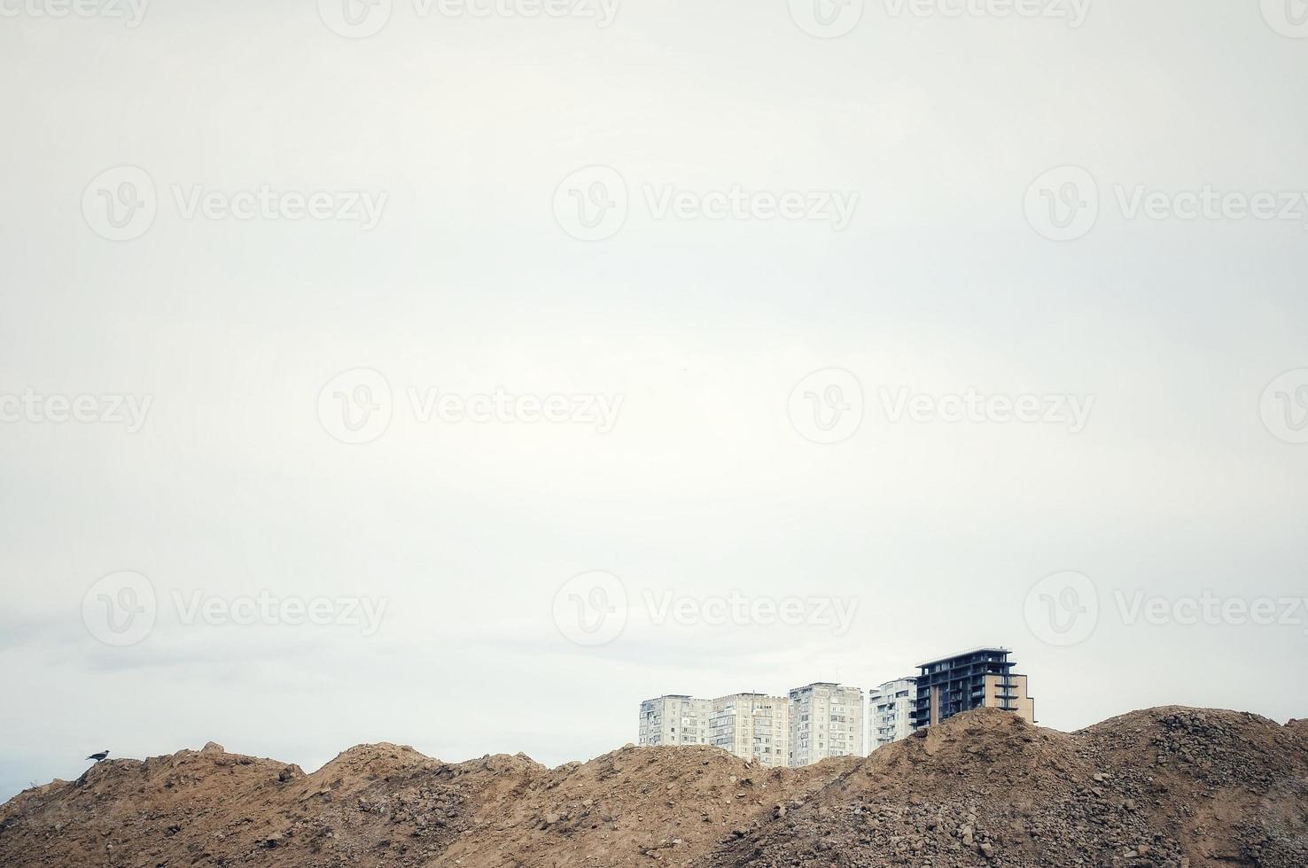 urban landskap med byggnader och en mound av jorden. foto