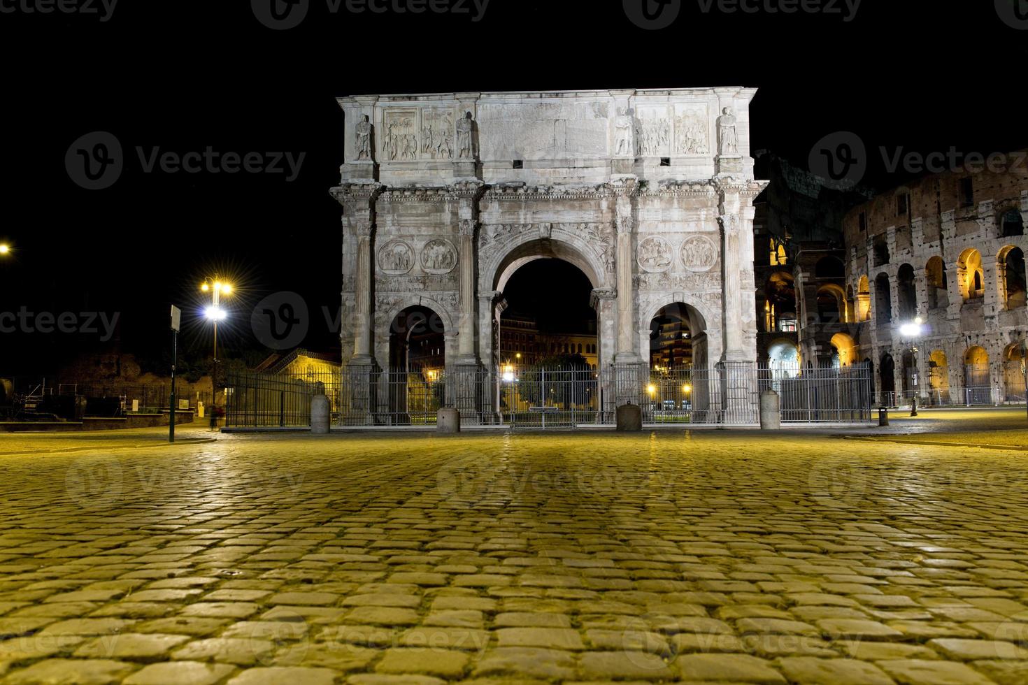 båge av konstantin colosseum rom natt se foto