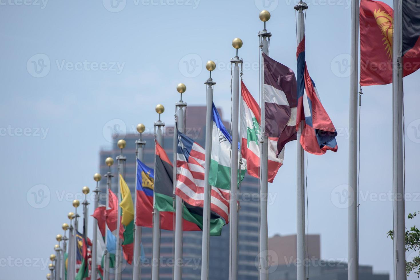 flaggor utanför förenad nationer byggnad i ny york foto