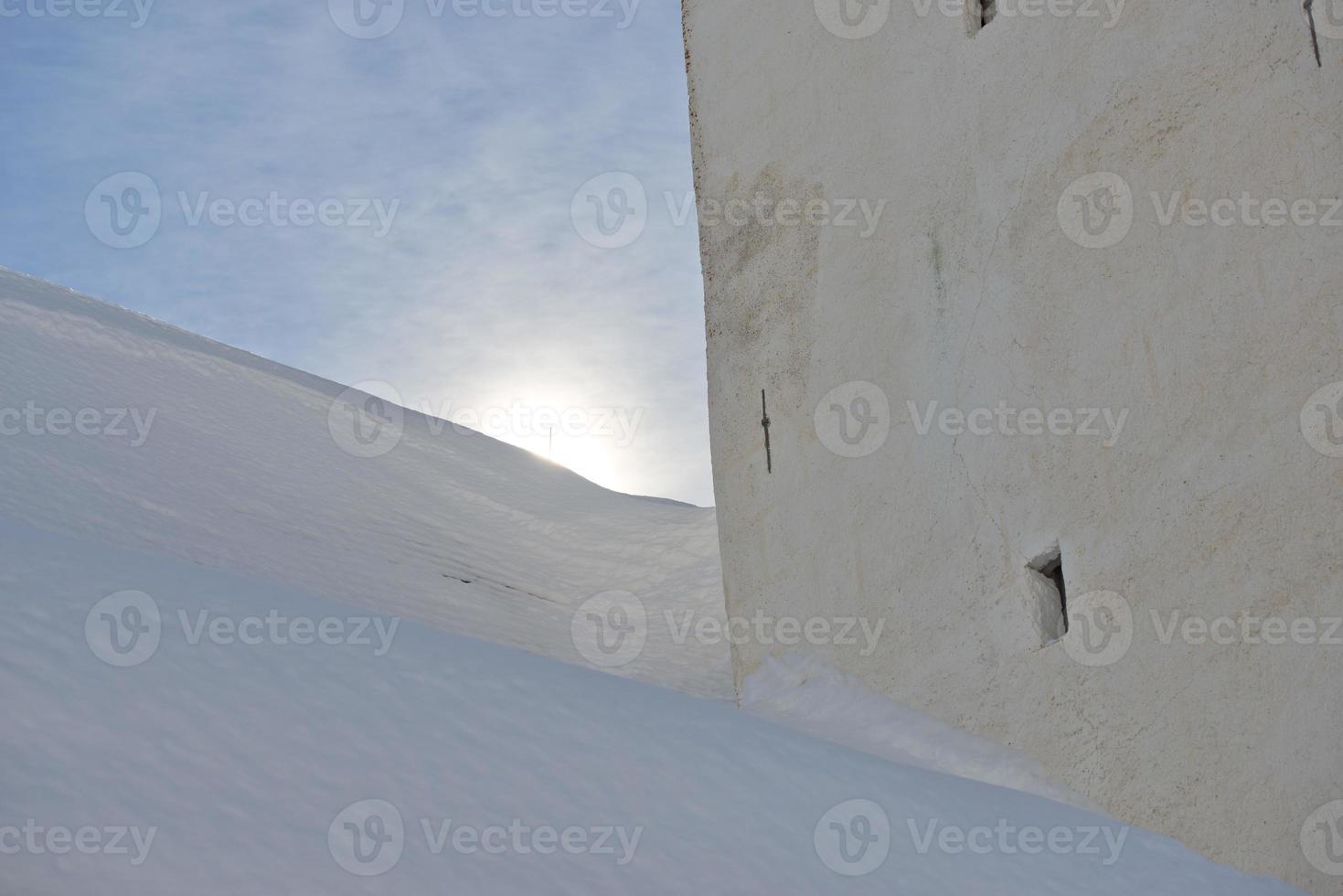 dolomiter gammal 1718 hus i vinter- snö tid foto