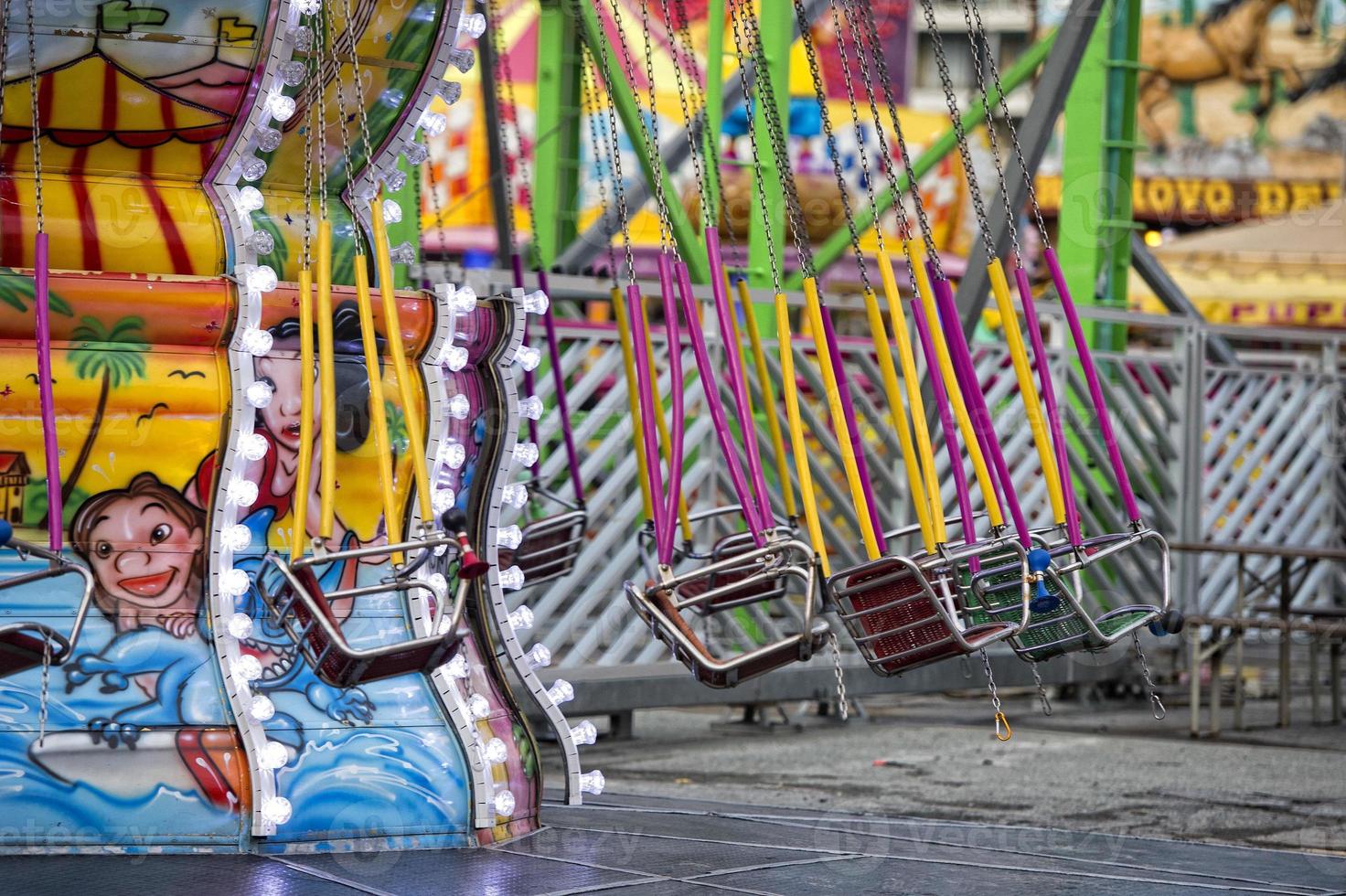 roligt rättvis karneval luna parkera rör på sig karusell foto