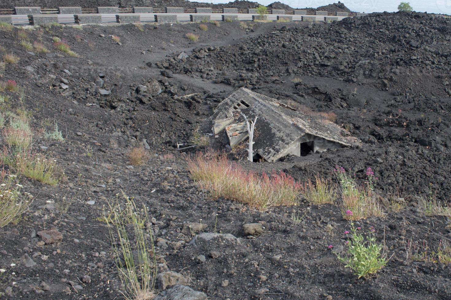 hus förstörd förbi utbrott på etna vulkan foto