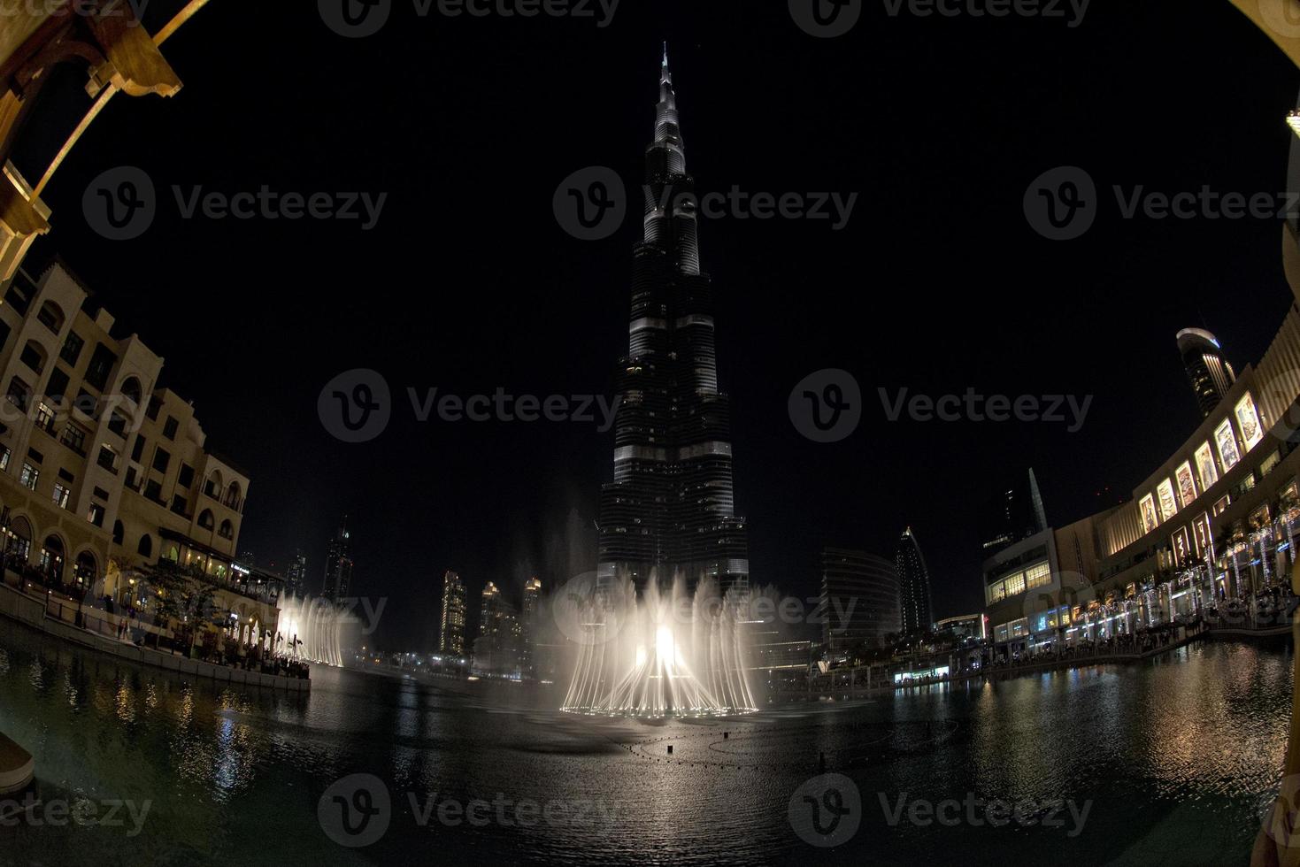 burji khalifa på natt med fontän visa i dubai foto