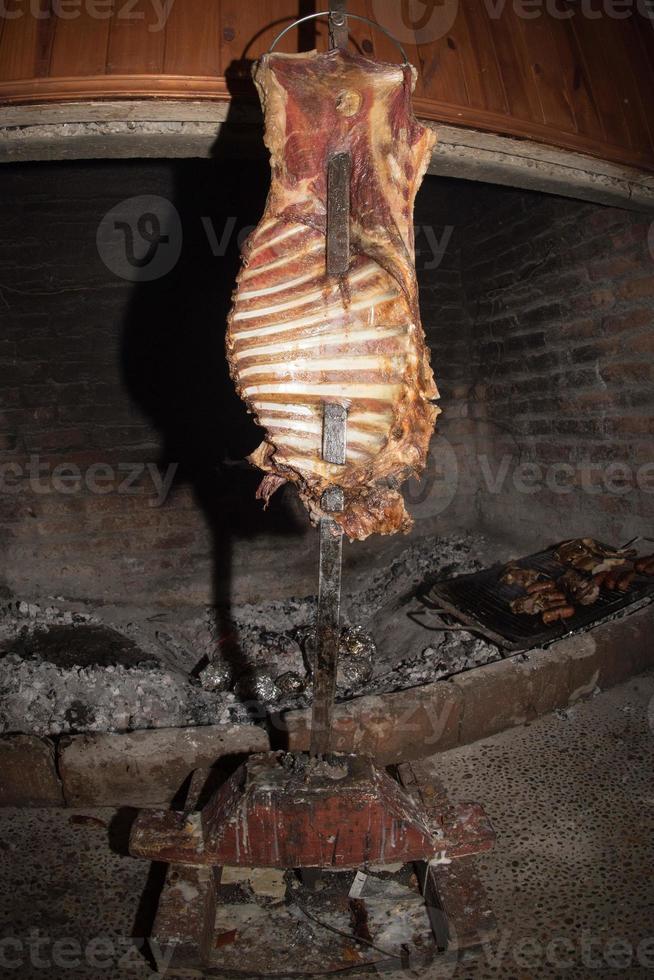 asado matlagning i gammal öppen spis foto