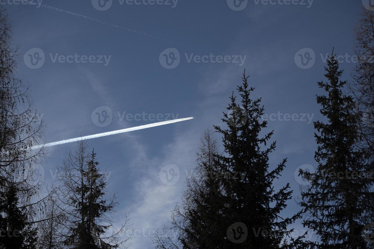 flygplan vaknar på blå berg dolomiter himmel foto