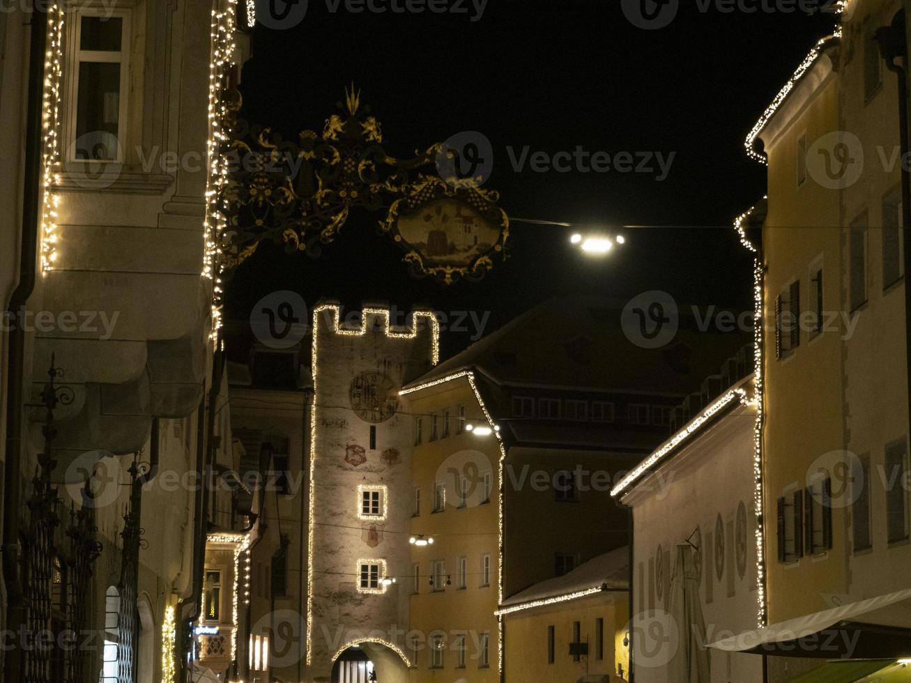 brunico by på natt i december xmas lampor foto