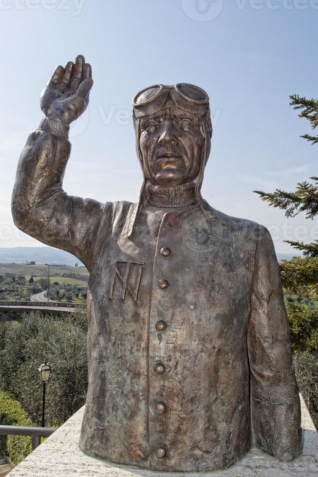 förare tazio nuvolari koppar staty foto